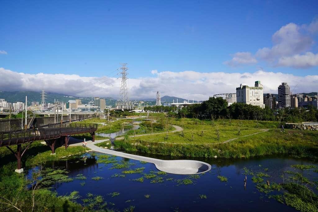 台北市最新觀夕景點「雙溪濕地公園」打造水中步道。（圖／北市工務局水利處提供）