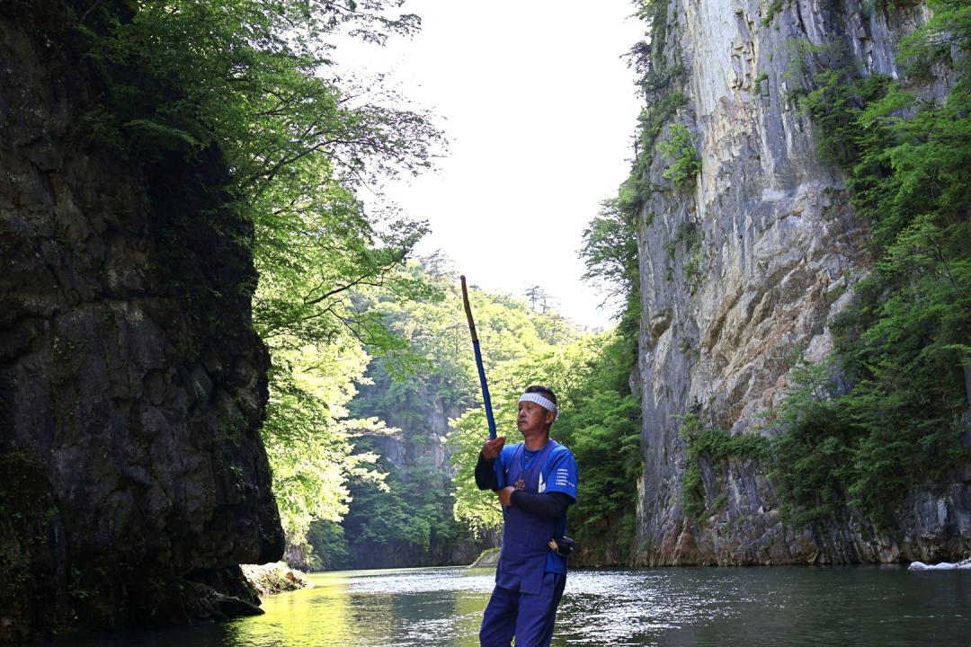 「少婦岩」（左）看似面帶羞澀地隔水望夫，正對面即是高達90公尺的「壯夫岩」，旅客可在船上捕捉兩座岩石同框的夢幻景象。（記者郭宣暄攝）