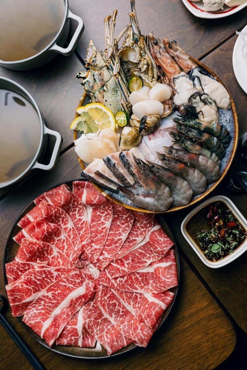 台北「肉大人」為火鍋控推出夏日優惠，午間套餐四人同行一人免費，免費體驗趣味甜品「米腸冰」、Asahi生啤買一送一。（圖／肉大人提供）