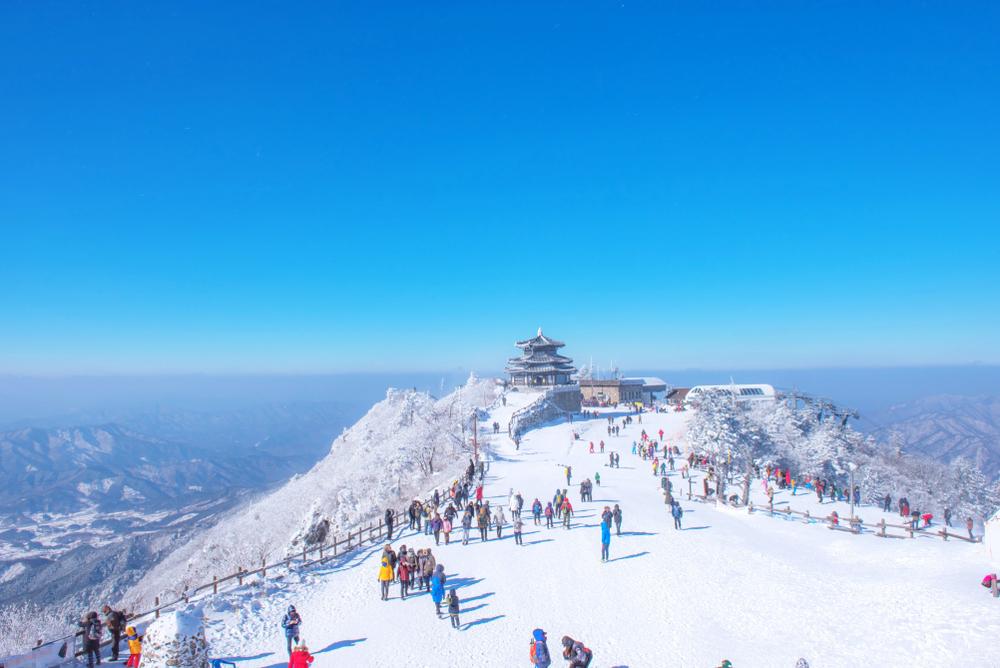 韓國戲雪行程體驗戶外滑雪、打雪仗及堆雪人，夏季旅展搶先報名第二人折2,000元。（圖／易飛網提供）