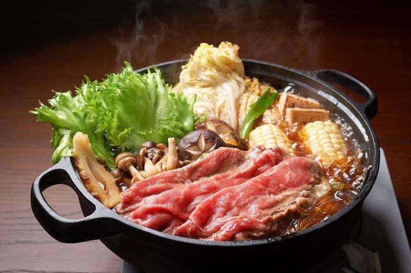 晴山日本料理「飛驒牛壽喜燒雙人套餐，特價4,350元+10%服務費。（圖／晴山日本料理提供）