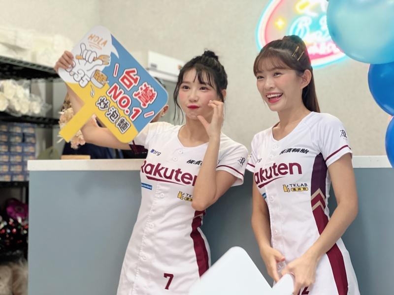 樂天女孩筠熹、穎樂擔任「6:35 Brunch & Dinner」一日店長，吸引粉絲早上9點就來排隊。（圖／記者郭宣暄攝）
