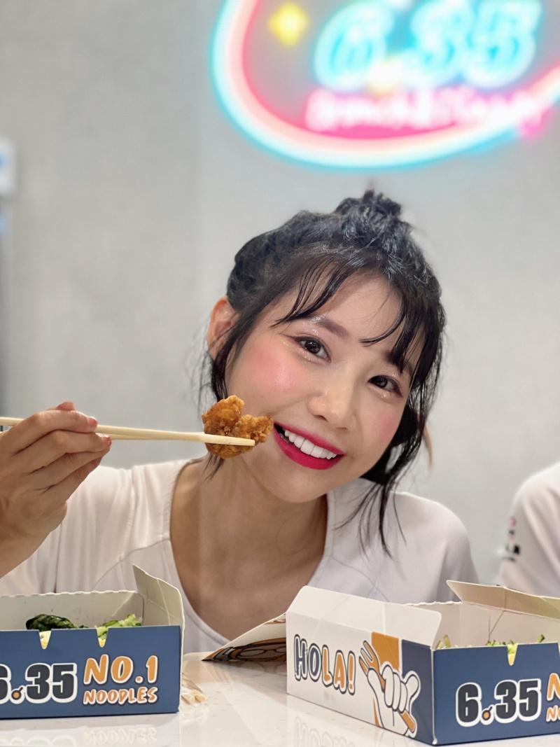 筠熹一口接一口搶先試吃台式鹹酥雞炒泡麵。（圖／記者郭宣暄攝）