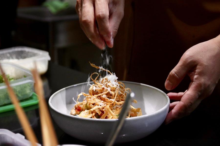 台南老爺行旅聯手「饕弄杯」推住宿專案。主廚Simon，對食材間互相搭配的口味很有巧思，同業還稱他是「天才廚師」。（老爺行旅提供）