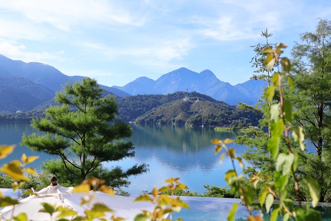 從戶外庭園可飽覽整片山巒湖景，現在也正是周邊雞蛋花盛開的季節。（圖／記者郭宣暄攝）