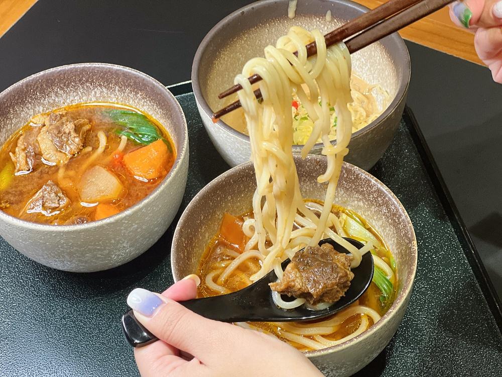「風味坊」提供多款即煮湯麵，包括雲吞麵、擔擔麵及道地台灣牛肉麵。（圖／記者郭宣暄攝）