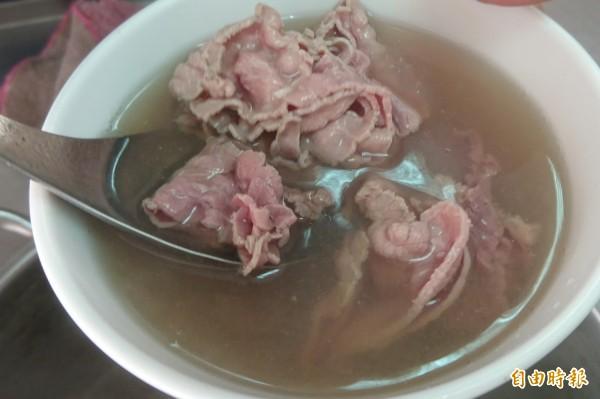 台南「西羅殿牛肉湯」高湯以洋蔥、番茄、大骨等熬煮，相當清甜，牛肉當天從市場新鮮直送。（圖／本報資料照，記者劉婉君攝）