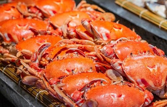 新食譜全日餐廳品嚐海鮮Buffet。（圖／台中李方艾美酒店提供）