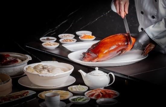 樂美中餐廳掛爐片皮鴨，以講究火侯的高級粵式料理擄獲饕客。（圖／台中李方艾美酒店提供）
