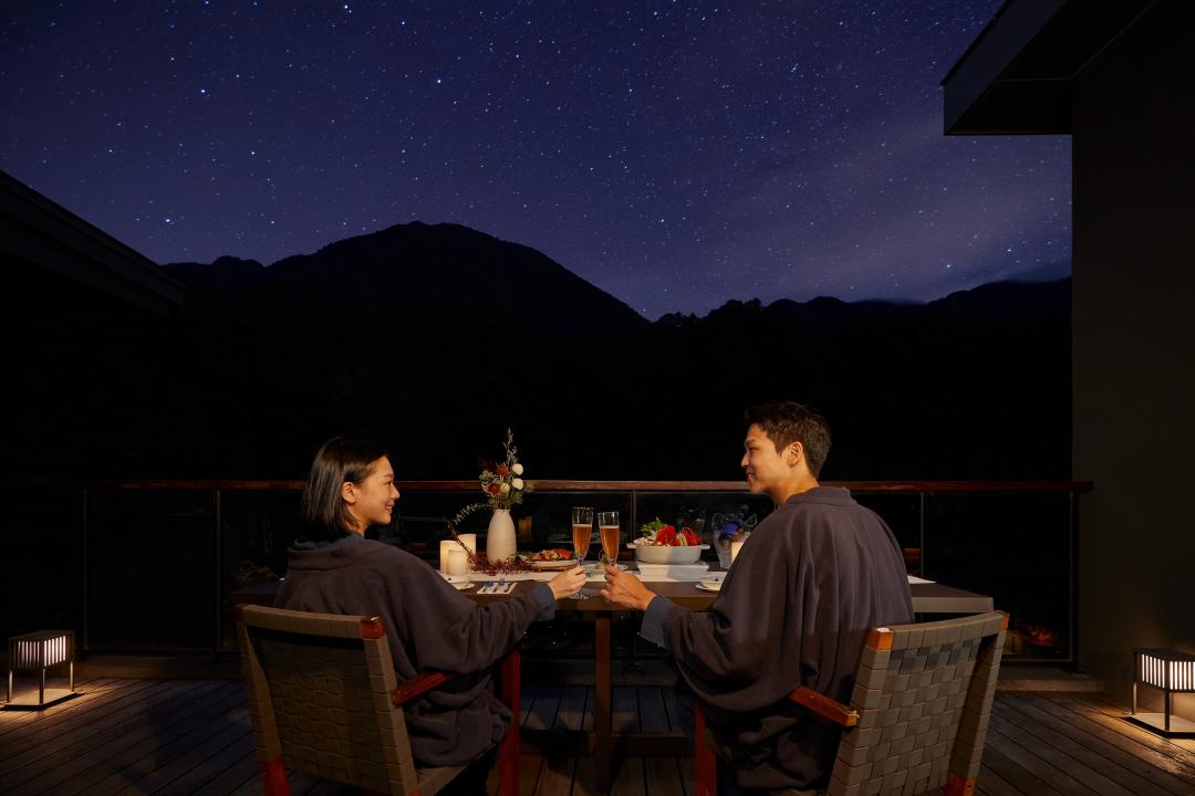 在能夠欣賞大自然景色與繁星點點美景的私人中央露臺。（圖／虹夕諾雅 谷關提供）