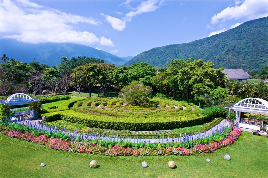 香草迷宮花園直徑約25公尺，走完一圈大約20分鐘，飯店歡迎旅客用雙手觸摸香草，吸收美好的香草負離子能量。（圖／花蓮秧悦美地度假酒店提供）