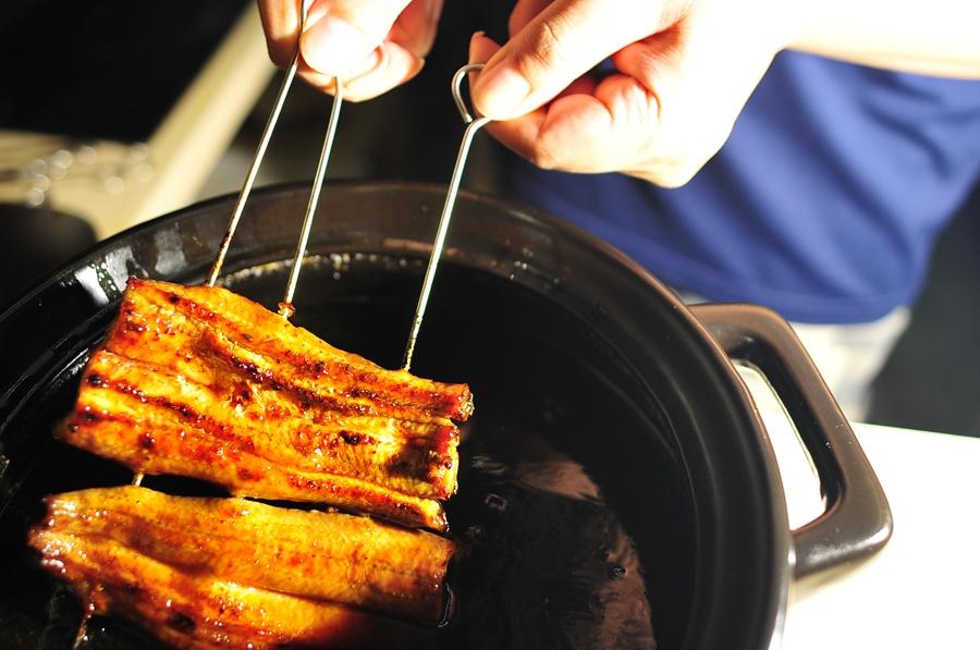 「宝鰻」會將整串鰻魚浸入醬汁中。（圖／記者王捷攝）