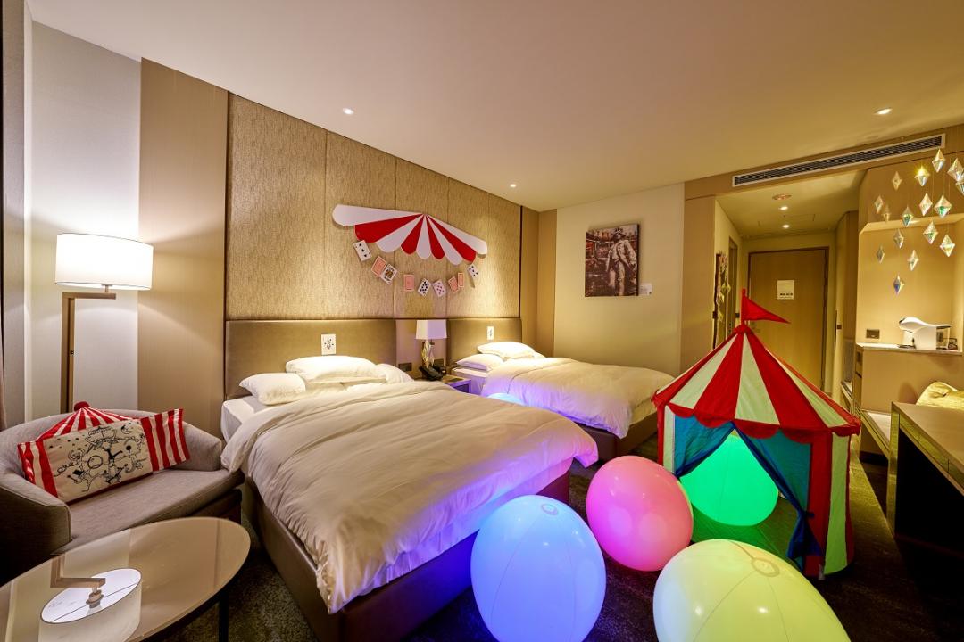 六福萬怡酒店「FUN！萬聖住房專案」Circus Show房型，以懸空的玻璃水晶與散落的撲克牌為奇幻佈景。(六福萬怡提供)