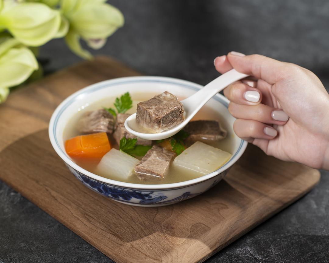 主廚敲鑼特別餐點「越南式清燉和牛牛肉湯」爽口鮮美。（圖／台北香格里拉提供）