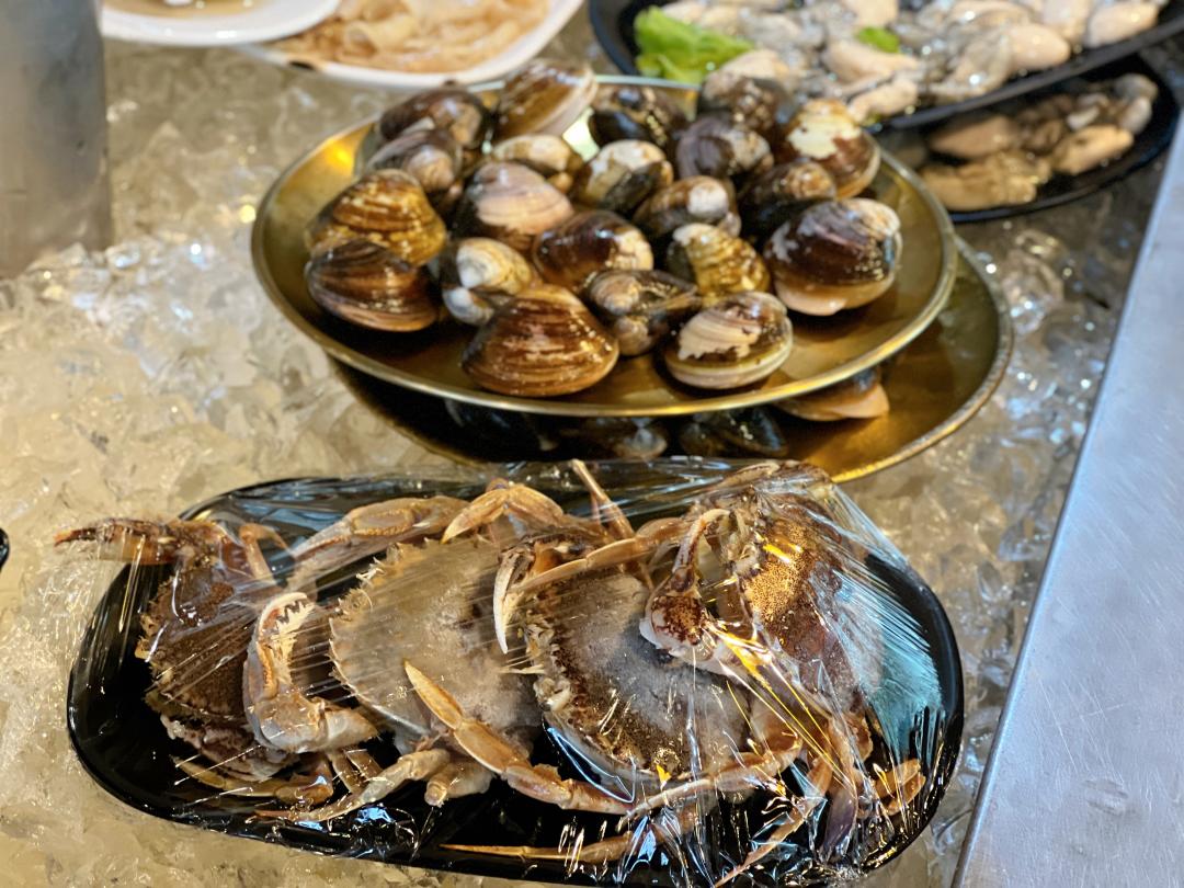 新鮮的蛤蜊、螃蟹、鮮蚵等海鮮食材，也相當受到歡迎。（圖／記者郭宣暄攝）