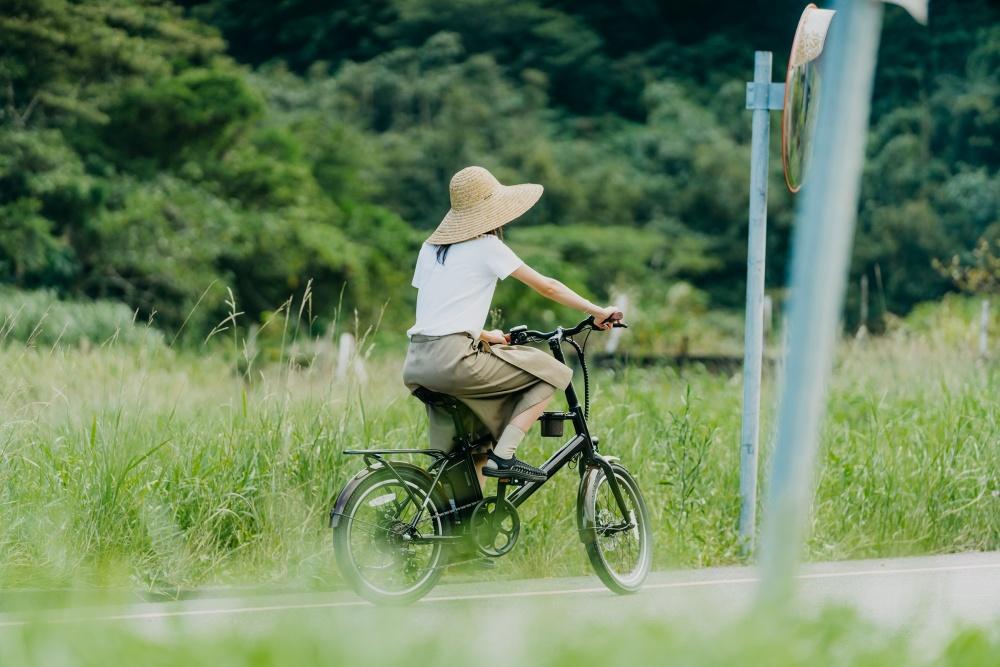 騎乘自行車漫遊大南澳地區，感受河堤海濱水田農家的田園風光。（圖／朝陽社區發展協會提供）