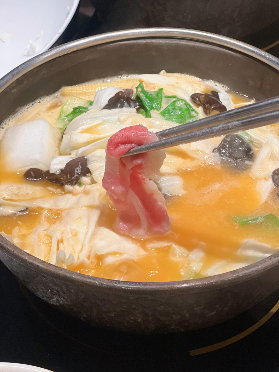 以海膽魚卵雞白湯涮煮牛五花，吃起來更濃郁鮮甜。（圖／記者郭宣暄攝）