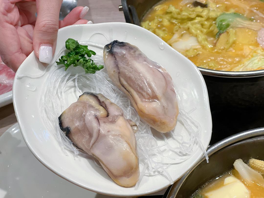 日本直送的廣島牡蠣加價59元，爆汁口感小心燙嘴。（圖／記者郭宣暄攝）