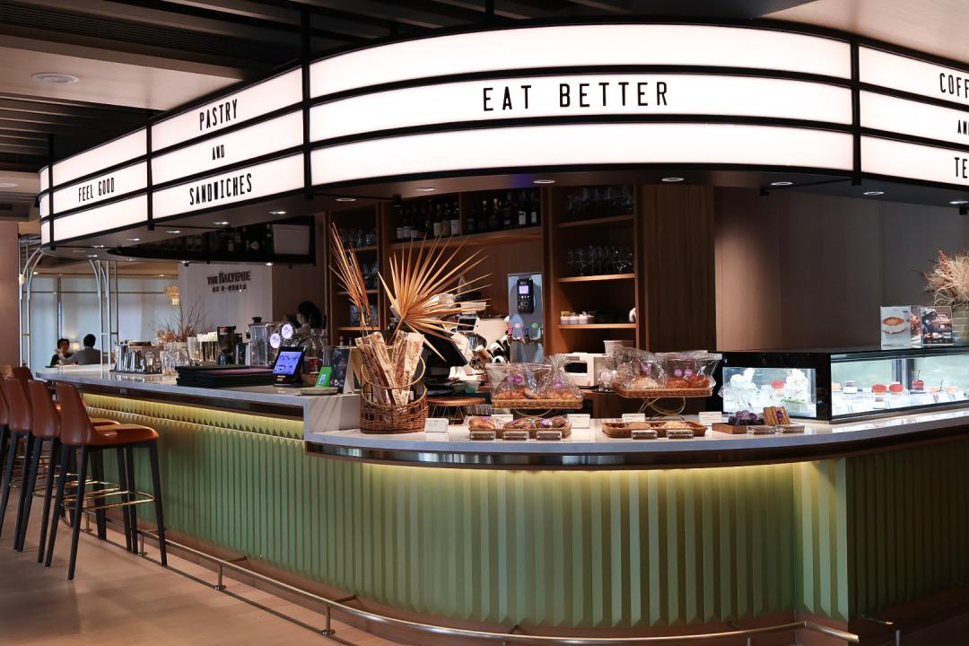 寒居酒店「BeGood」坐擁絕佳採光與蓊綠街景，塑造輕鬆的用餐氛圍。（圖／記者郭宣暄攝）