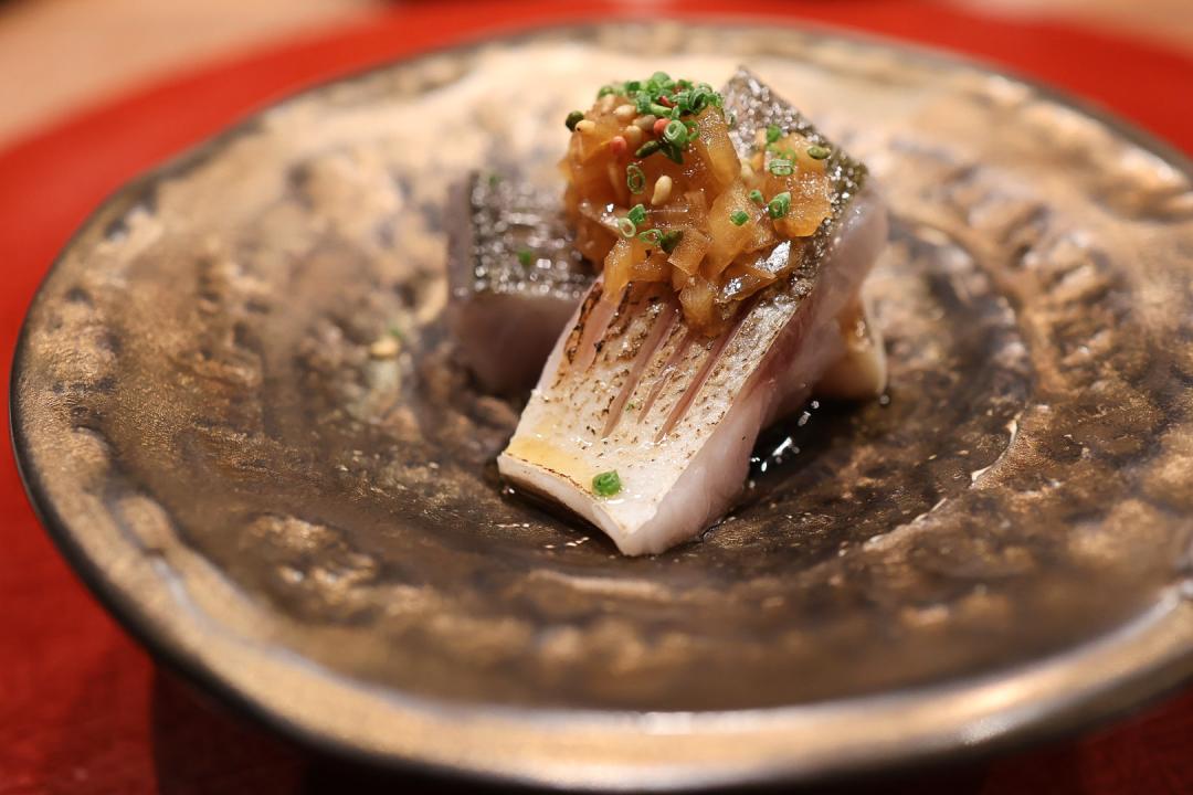 來自鹿兒島的「尖梭生魚片」，熟成3～4天的時間，使肉質更柔軟，炙燒表面散發焦香味。（圖／記者郭宣暄攝）