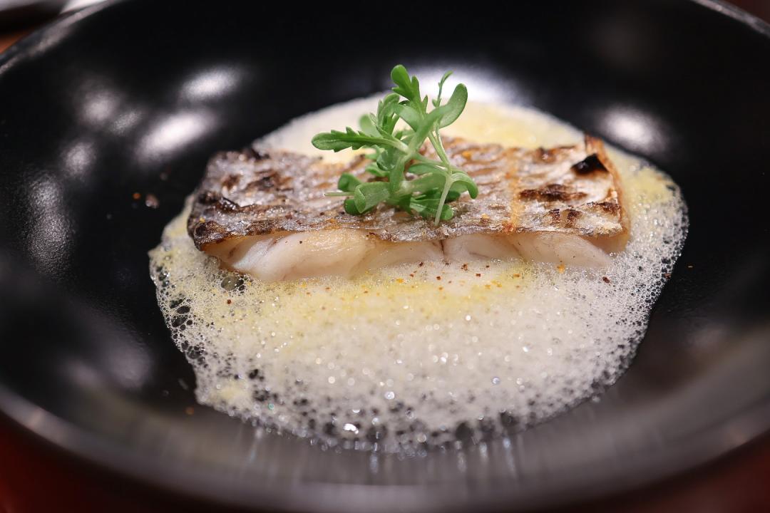 「烤太刀魚」被泡沫環繞，結合以香茅、檸檬草等香料製成的泰式醬料。（圖／記者郭宣暄攝）