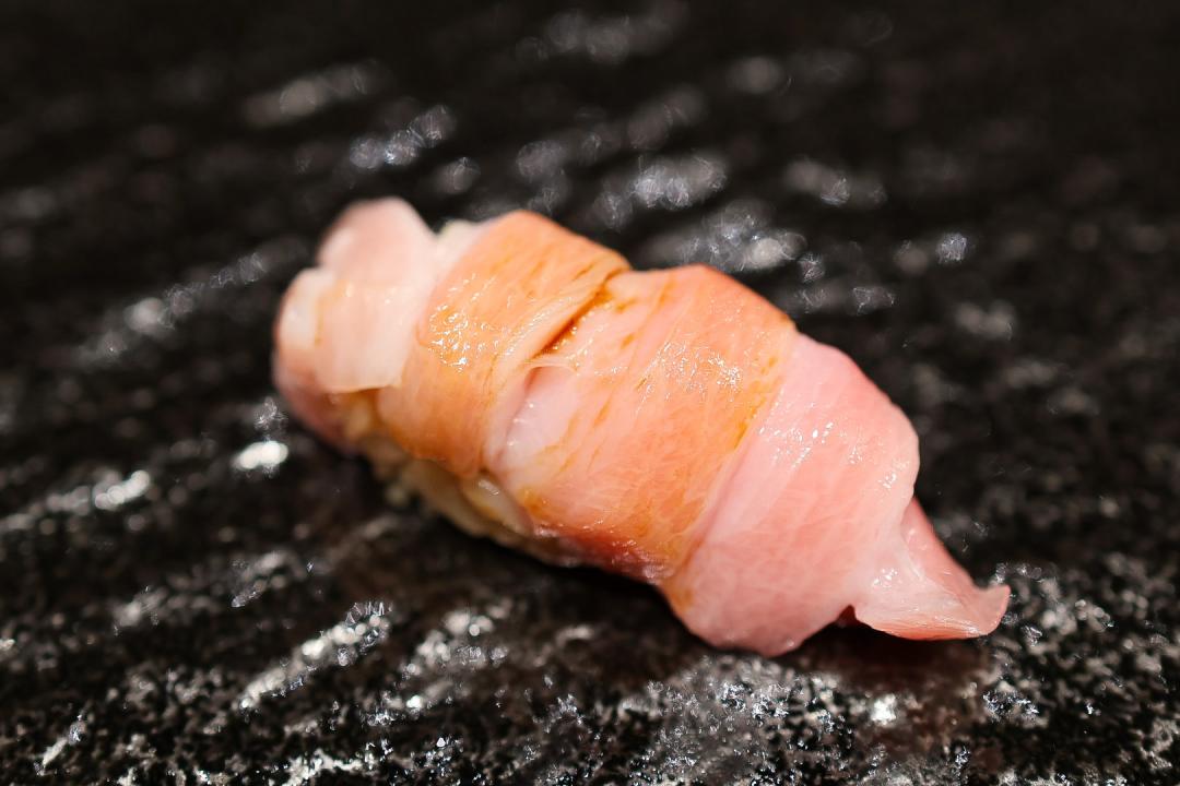 「大腹壽司」將鮪魚大腹熟成12天，魚肉柔軟、油脂豐富。（圖／記者郭宣暄攝）