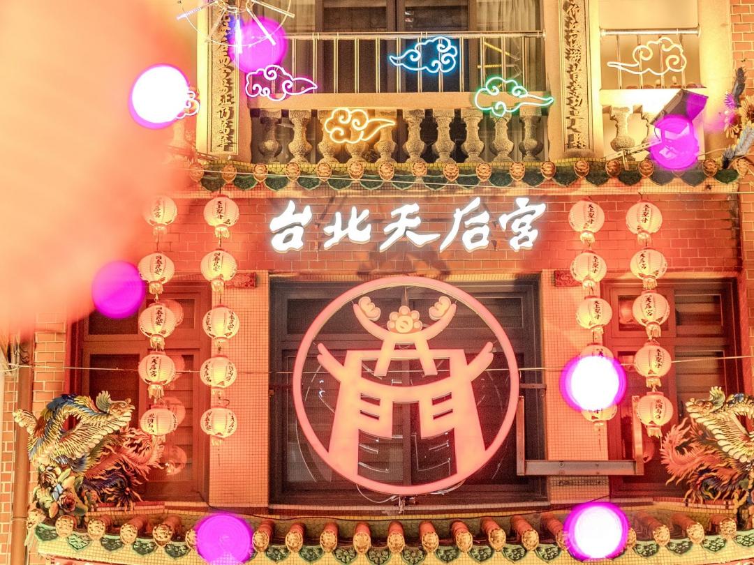 台北天后宮位在西門展區，樓面以燈飾妝點，推薦民眾逛街、吃美食順道走訪。