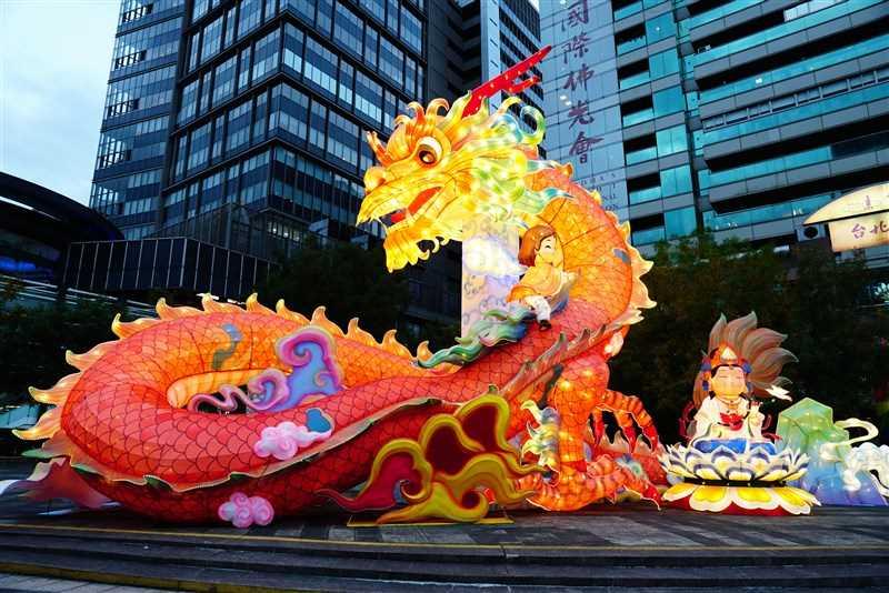 佛光山主燈以星雲大師墨寶「雲水自在．祥和歡喜」為主軸，於松山火車站交四廣場規劃為期一個月的燈飾展出。（圖／翻攝自台北燈節官網）