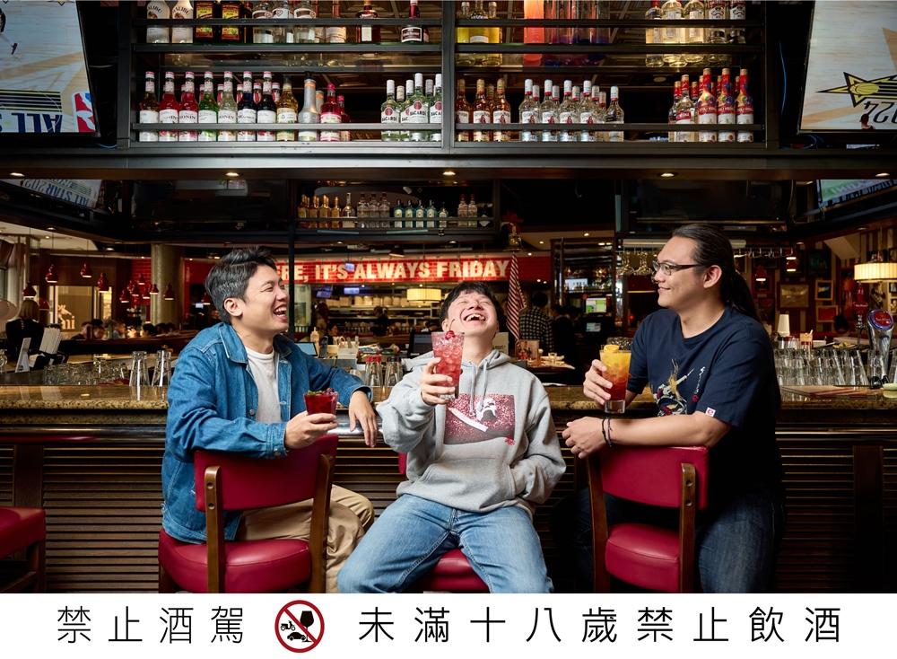 TGI FRIDAYS攜手「社畜的精神糧食」台灣通勤第一品牌，首度聯名調酒。（圖／品牌提供）