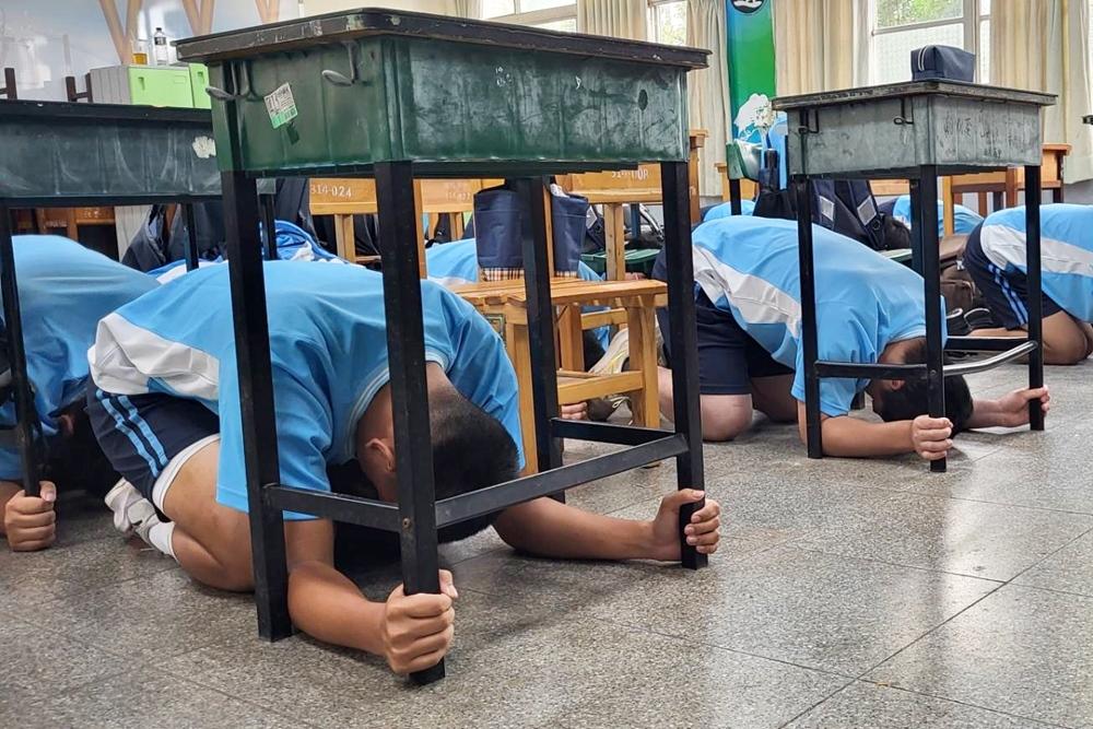 地震防護要領是「趴下、掩護、穩住」。（教育部提供）