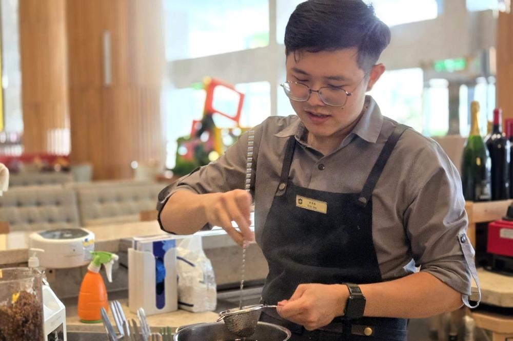 台南遠東香格里拉近期栽培的茶軒調酒師，是才26歲的小六，他在香格工讀三年、正職一年，有非常多想法。（圖／記者王捷攝）