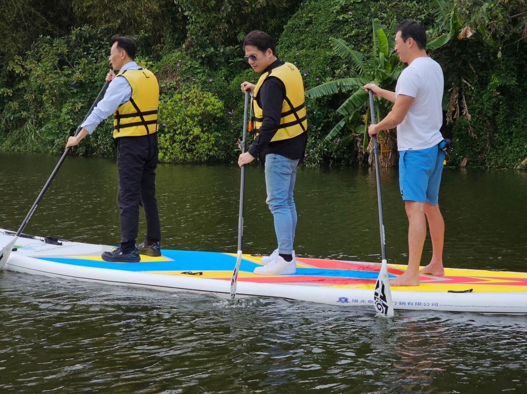 青草湖水面平靜適合進行水上活動，可體驗SUP立式划槳及搭乘天鵝船環湖。（圖／新竹市政府提供）