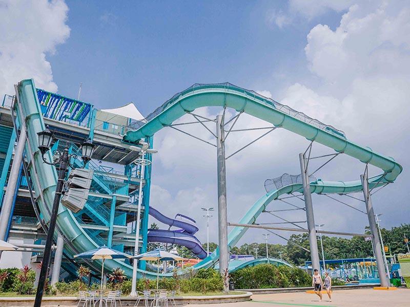 「六福水樂園」的海神飛艇為全台首見飛天梭立體滑道，享盡高潮迭起的刺激快感。（圖／翻攝自六福村官網）