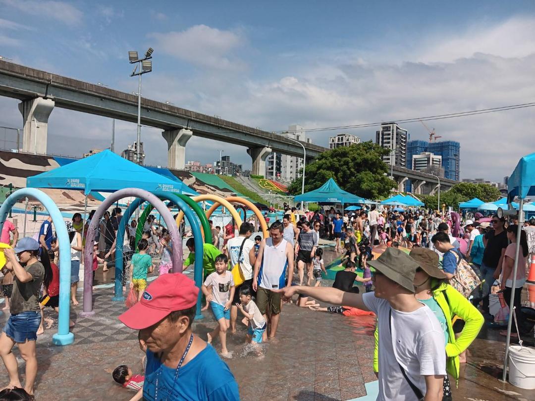 「海世界水樂園」玩水民眾絡繹不絕。（圖／新北市政府高灘地工程管理處提供）