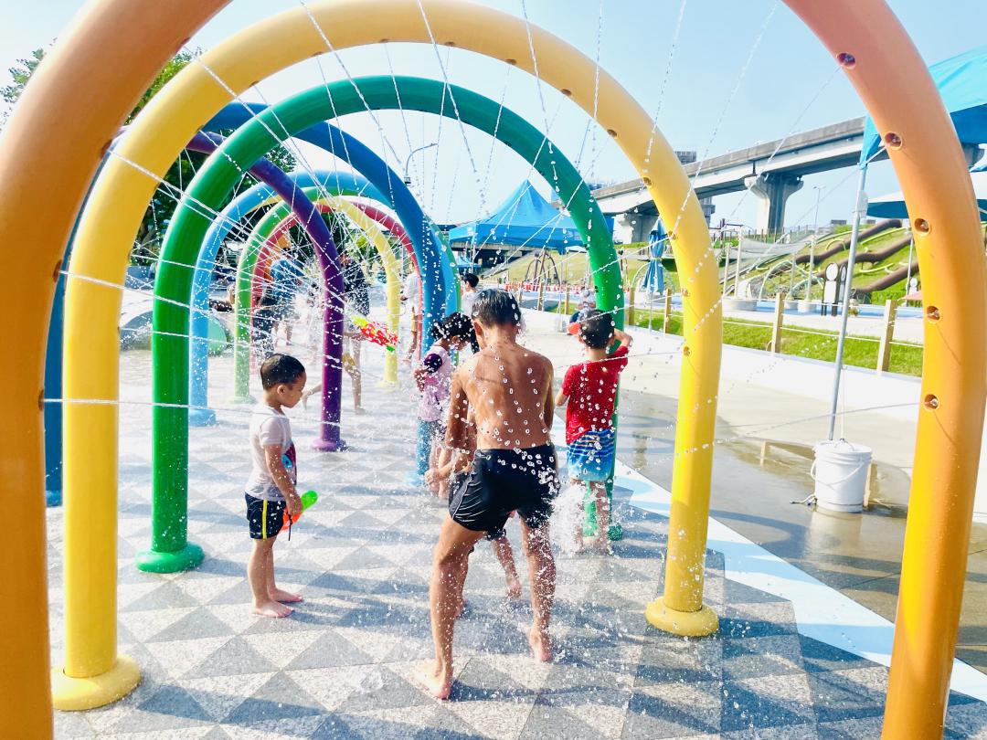 「海世界水樂園」結合綠蠵龜、 萬里蟹、彈塗魚等水中生物，打造眾多親水設施。（圖／新北市政府高灘地工程管理處提供）