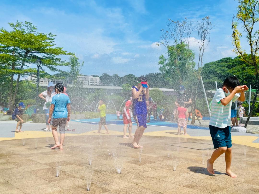 「陽光遊戲場水樂園」多樣設施讓小孩從空中玩到水中。（圖／新北市政府高灘地工程管理處提供）