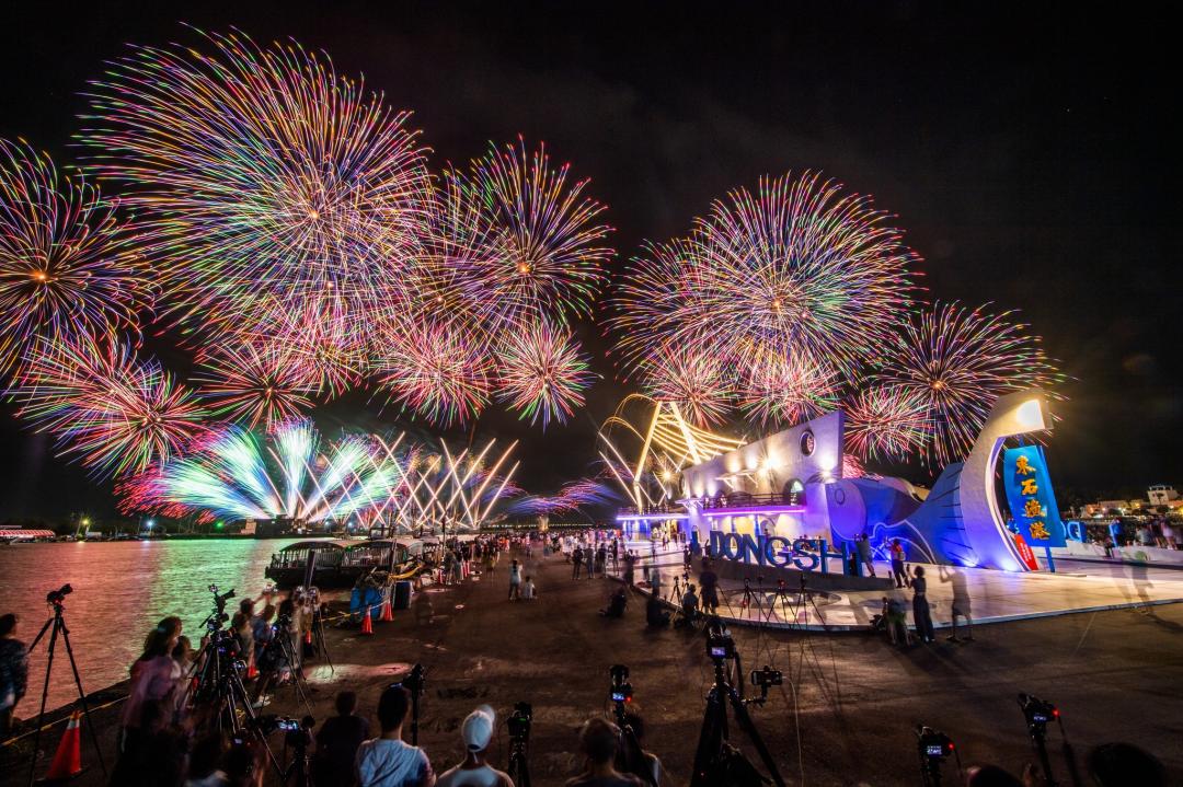 東石海之夏煙火秀將在7月27日晚間9點施放。（圖／往年示意照，嘉義縣文化觀光局提供）