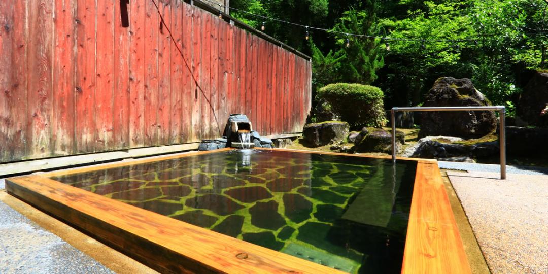 日本人夏天也瘋泡湯！６座清涼溫泉享山林綠意、天然湧泉好愜意