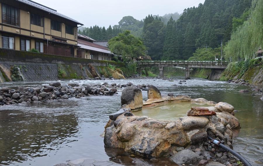 日本人夏天也瘋泡湯！６座清涼溫泉享山林綠意、天然湧泉好愜意