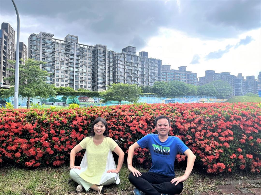 三五好友共賞仙丹花美景，徜徉盛夏風光。（圖／新北市政府高灘地工程管理處提供）