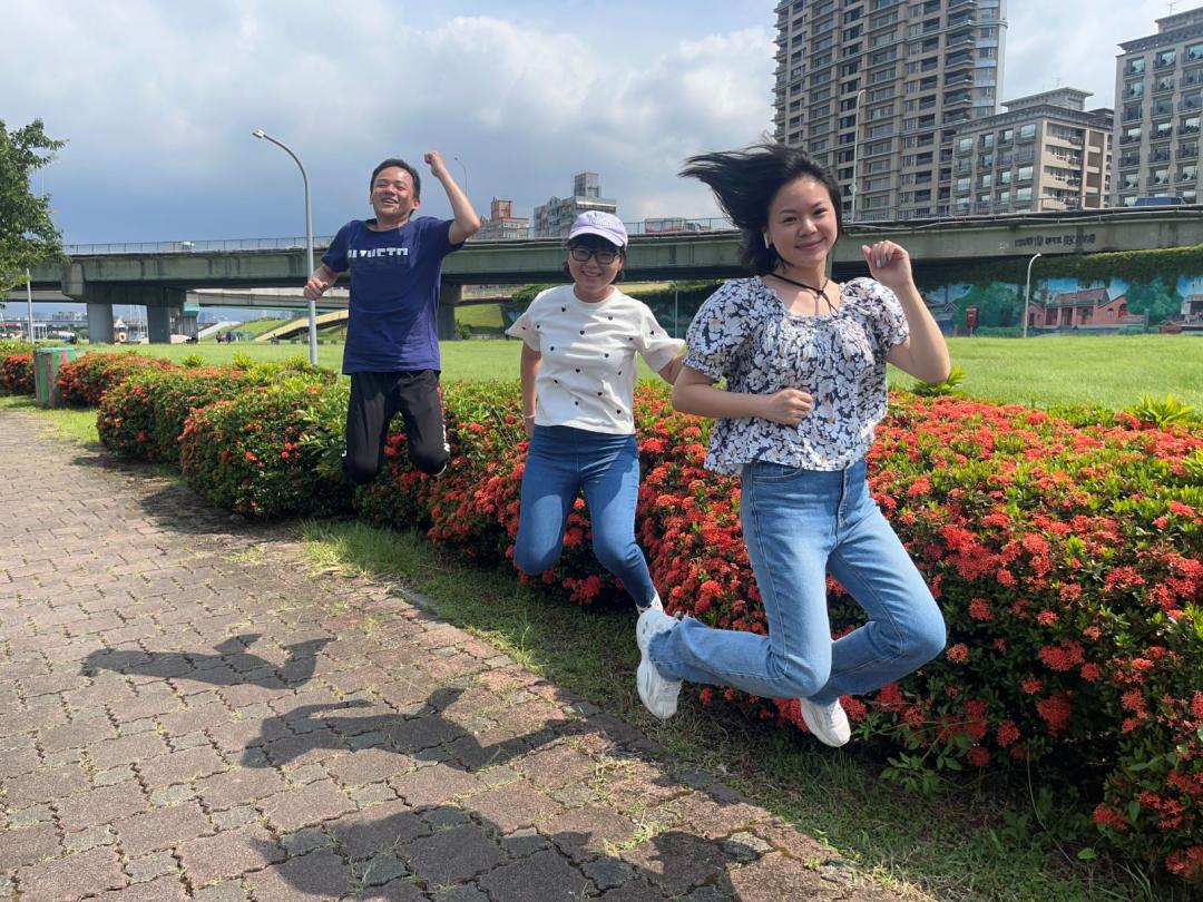 一整排仙丹花盛開，可揪親友拍出趣味賞花照。（圖／新北市政府高灘地工程管理處提供）