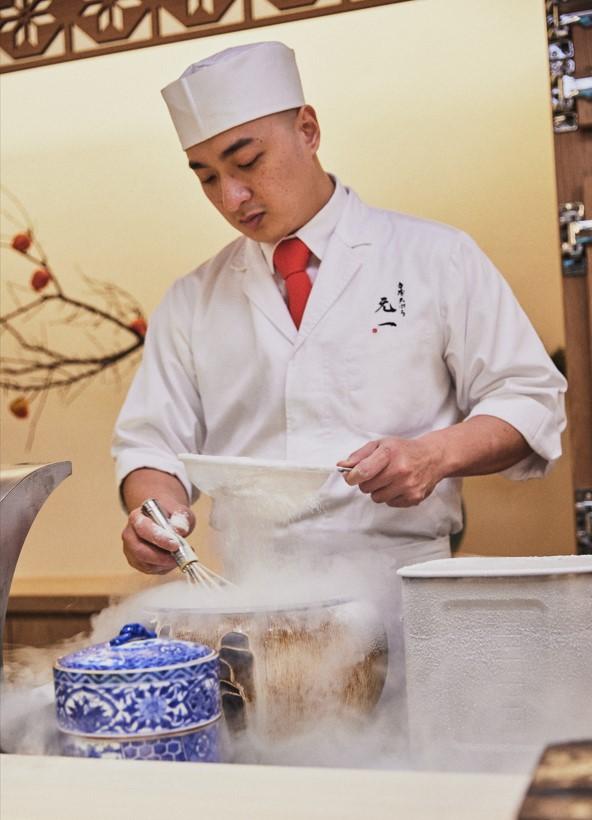 獨創「液態氮」手法，消除麵粉中的濕氣，讓麵糊能夠更完美的包覆食材。