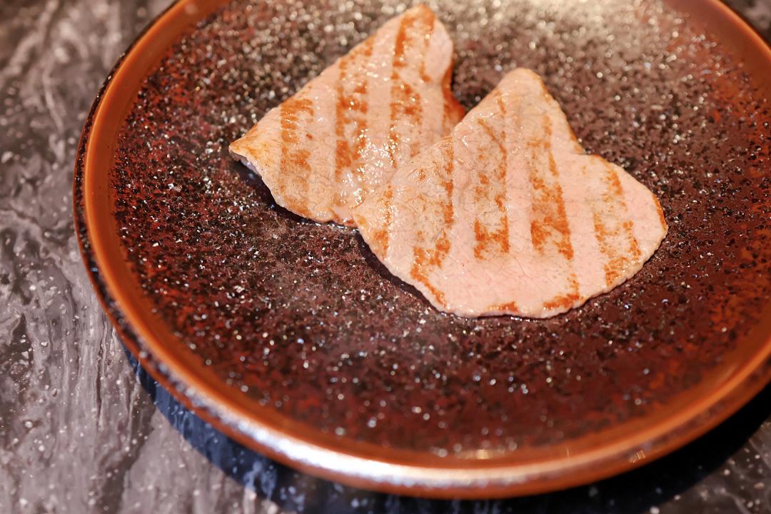 「日本和牛A5鯉魚管燒肉片」位於後外腿肉，屬於風味濃厚的赤身肉。（圖／記者郭宣暄攝）