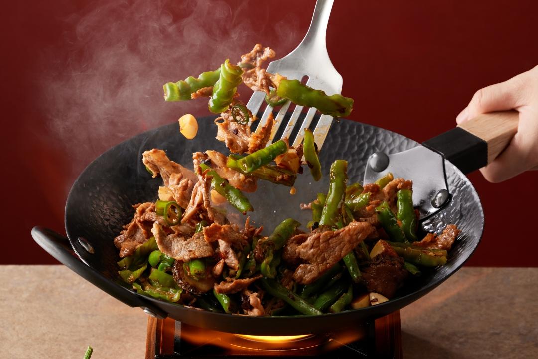 「辣椒鮑魚小炒肉」398元。（圖／緯豆集團提供）