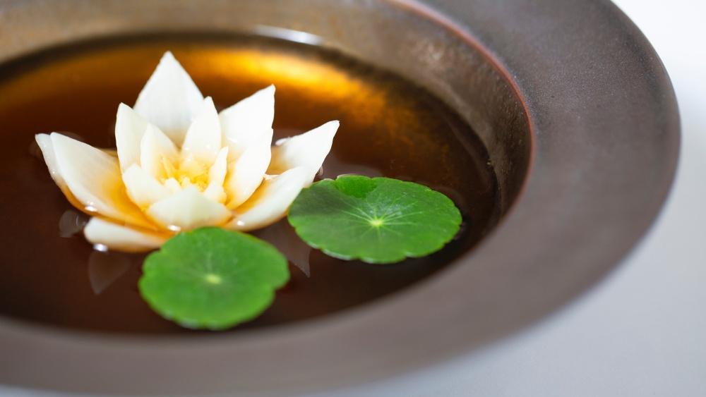 「Curious」曾推出造型立體擬真的蓮花料理，透過手工精修後的娃娃菜組合而成。（圖／Curious提供）