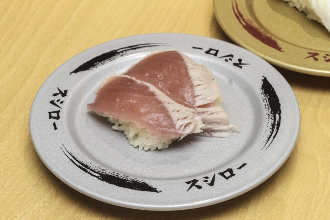 「靜岡縣產炙烤半生鮪魚」每貫60元，選用黃鰭鮪魚的幼魚，表面炙燒後更添香氣。（圖／壽司郎提供）