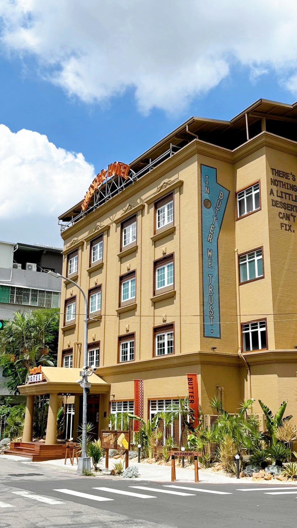 「BUTTER HOTEL」奶油飯店為整棟鵝黃色建築，共有四層樓空間設置不同的主題場景。（圖／IG@hello_panhoo提供）