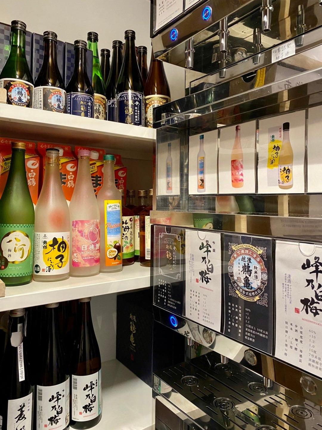 營運團隊引進不同種類的日本酒販賣機，提供與眾不同的日式文化體驗。（圖／台北市文化局提供）