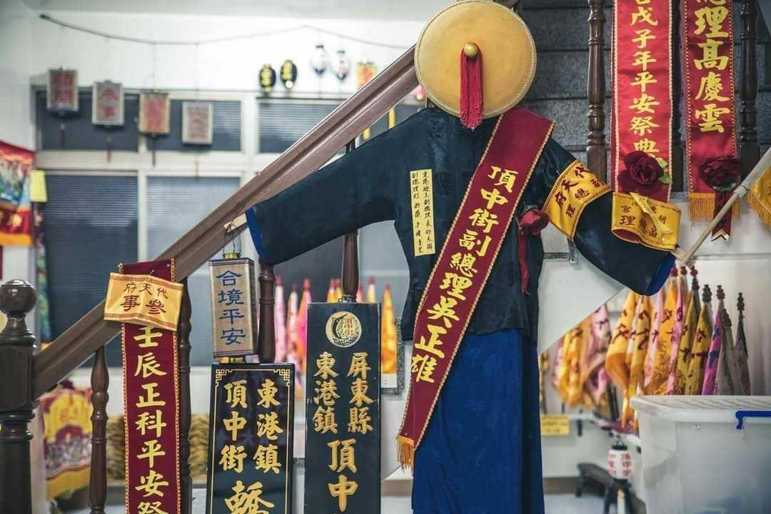 屏東迎王平安祭典郵輪巴士由專人導覽歷年來迎王平安祭典文物。（圖／屏東縣政府提供）