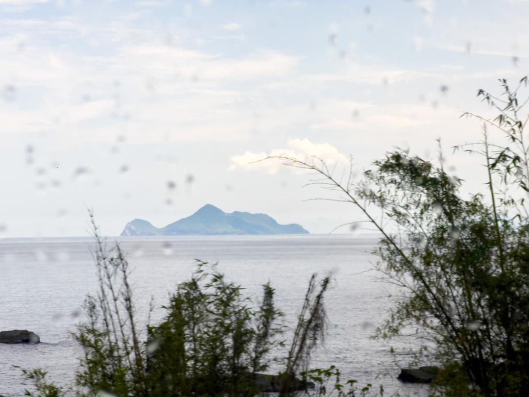 行經宜蘭的路線可欣賞龜山島療癒海景。（圖／記者郭宣暄攝）